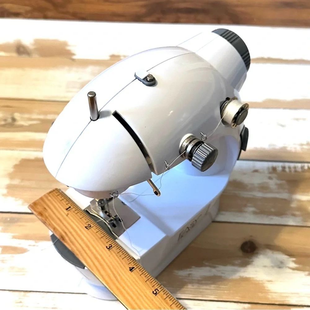 Mini Sewing Machine - Picture 5 of 8
